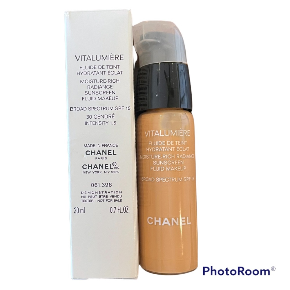 CHANEL VITALUMIÈRE Radiant, Moisture-Rich Fluid Foundation Cendre 30